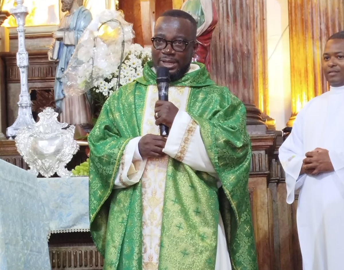 Conheça Padre Mossi Kuami Anoumou, sacerdote africano que assumiu a Igreja do Rosário dos Pretos