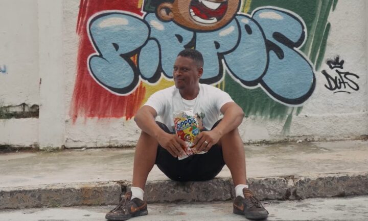 Artista baiano Dufs assina embalagem de novo salgadinho inspirado na gastronomia da Bahia