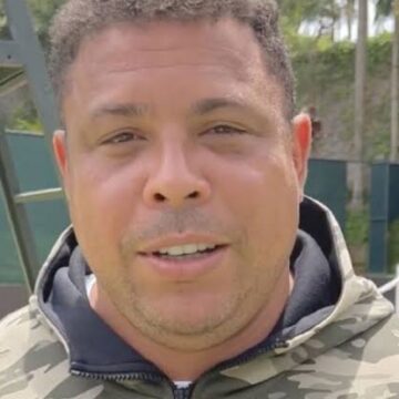 Ronaldo reúne todos os filhos em foto rara durante férias em Ibiza; veja