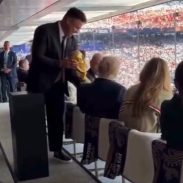 Ronaldo Fenômeno apresenta troféu da Copa do Mundo a Donald Trump em camarote presidencial; veja vídeo