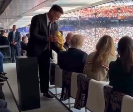 Ronaldo Fenômeno apresenta troféu da Copa do Mundo a Donald Trump em camarote presidencial; veja vídeo