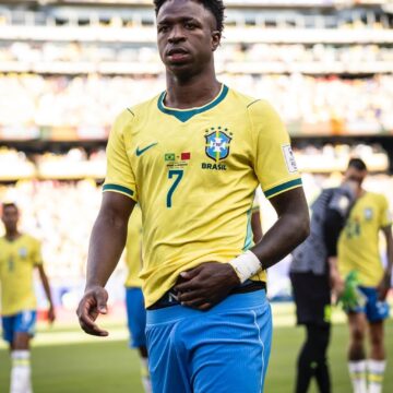 Influenciadora chama atenção após cumprir promessa e tatuar rosto de Vinicius Junior em área íntima