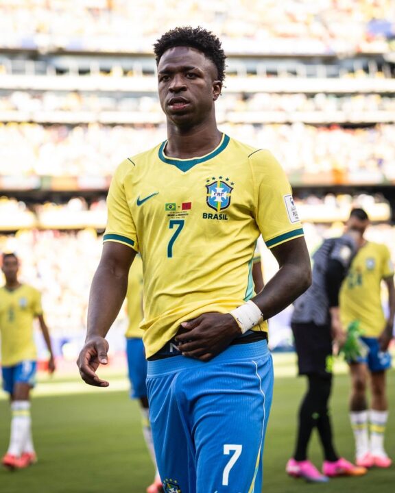 Influenciadora chama atenção após cumprir promessa e tatuar rosto de Vinicius Junior em área íntima
