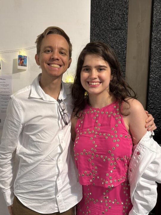 Filha de Tadeu Schmidt anuncia noivado e comemora nova etapa da vida: “Surpreendente e inesperada”