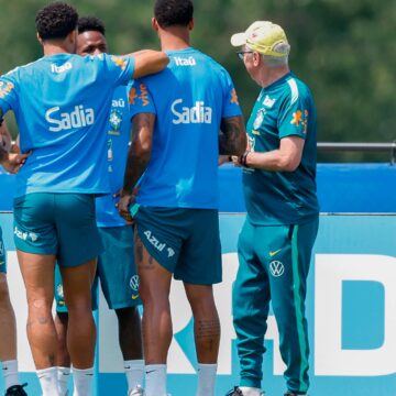 Brasil retoma preparação para enfrentar Noruega nas oitavas da Copa do Mundo; Paquetá está fora e Raphinha evolui