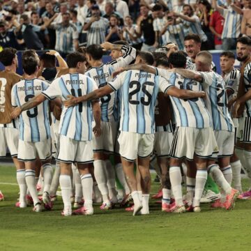 Cabo Verde faz jogo histórico, mas Argentina vence por 3 a 2 e avança às oitavas da Copa