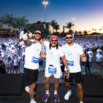 Aos 73 anos, Bell Marques reúne multidão em corrida em Aracaju