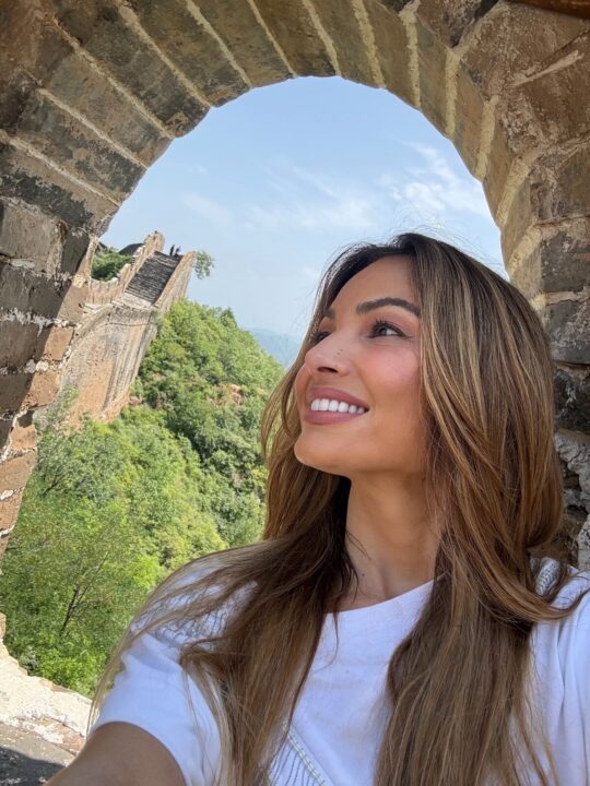 De férias na China, Patrícia Poeta impressiona ao visitar a Grande Muralha; veja fotos