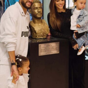 Neymar visita Museu do Santos com Bruna Biancardi e as filhas após encerrar sua trajetória na Seleção Brasileira