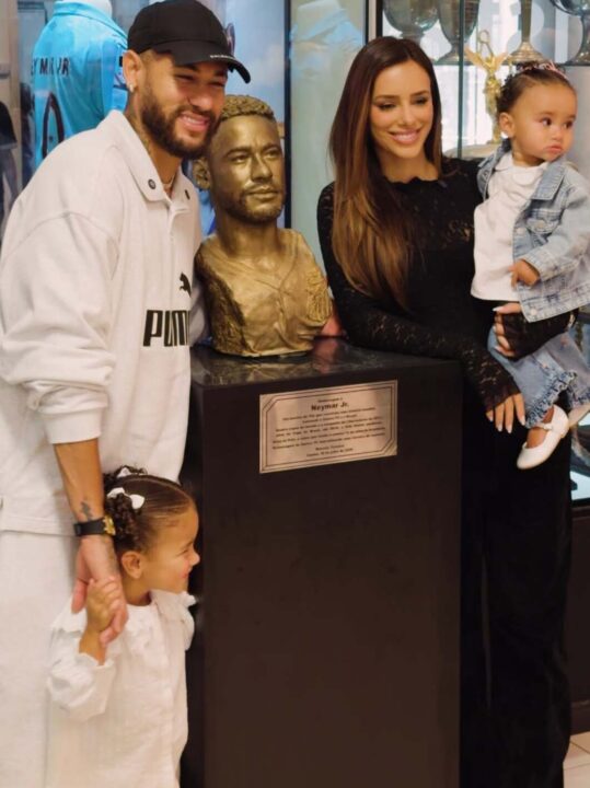 Neymar visita Museu do Santos com Bruna Biancardi e as filhas após encerrar sua trajetória na Seleção Brasileira