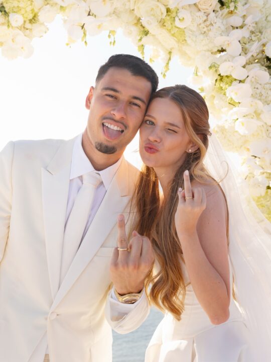 Gabriel Martinelli e Isabella Rousso abrem álbum de casamento luxuoso na Grécia; veja