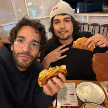 Discreto, filho de Wagner Moura  faz rara aparição ao lado de Humberto Carrão; veja