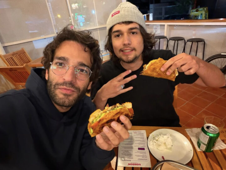 Discreto, filho de Wagner Moura  faz rara aparição ao lado de Humberto Carrão; veja