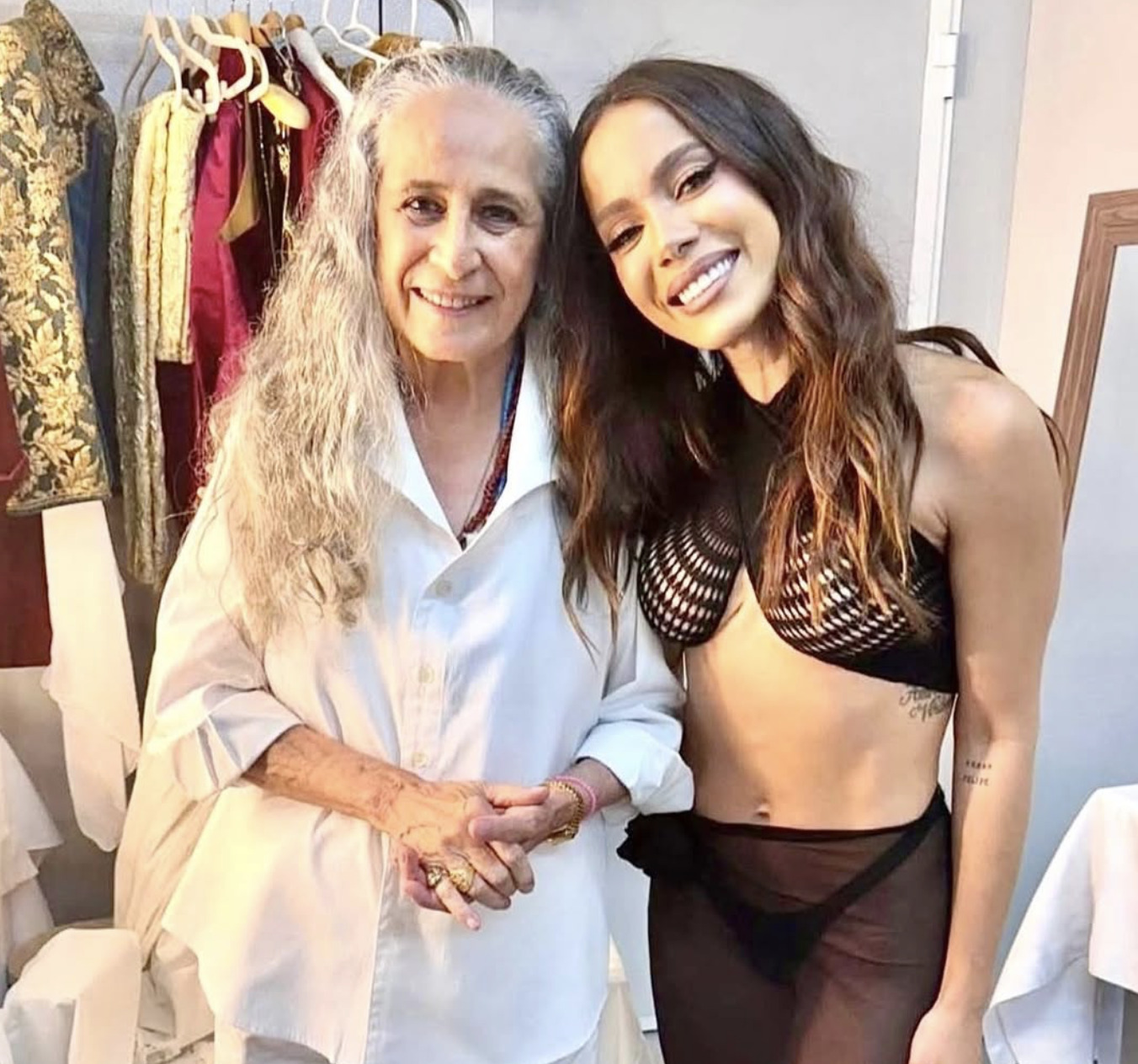 Maria Bethânia homenageia Anitta após participação no álbum EQUILIBRIVM II: “Aplaudi cada elemento”