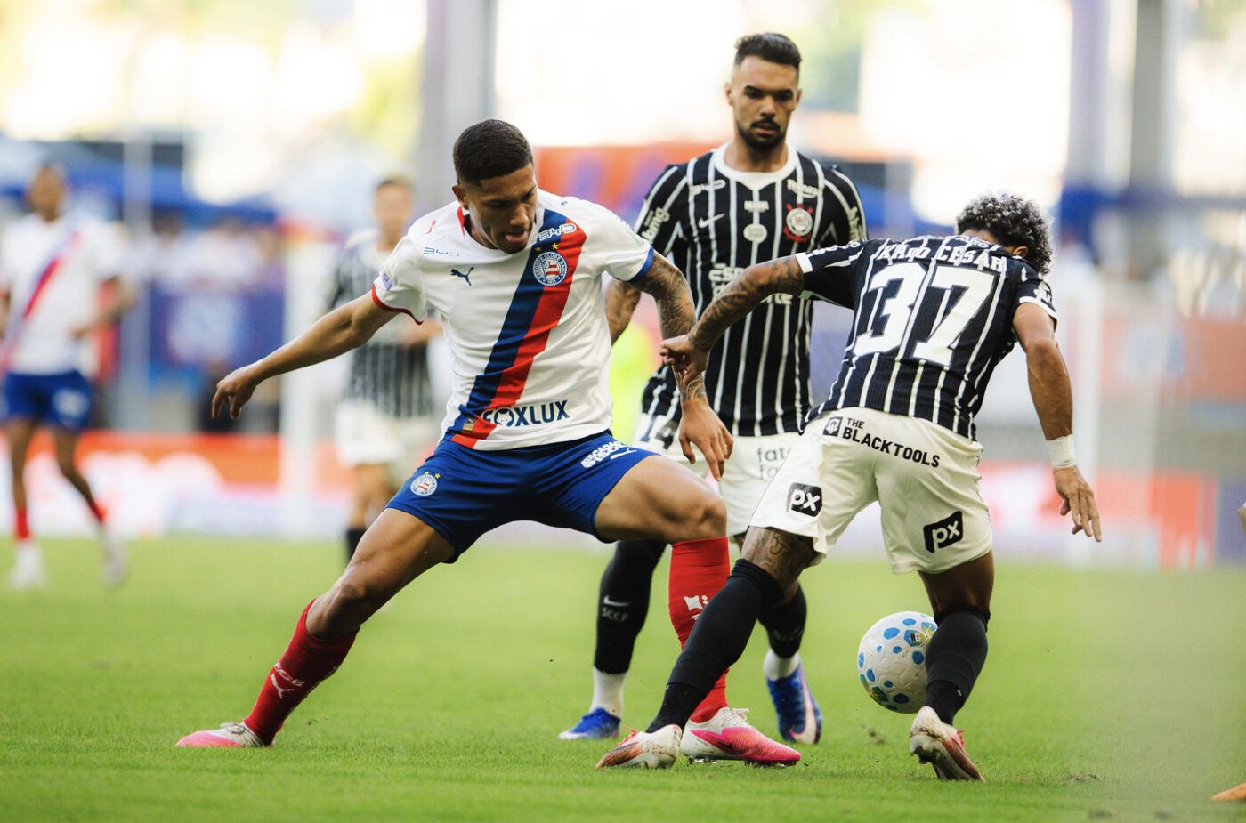 Bahia e Corinthians empatam em jogo movimentado na Arena Fonte Nova