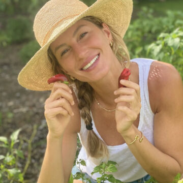 Gisele Bündchen curte passeio de bicicleta com o marido na orla do Rio de Janeiro