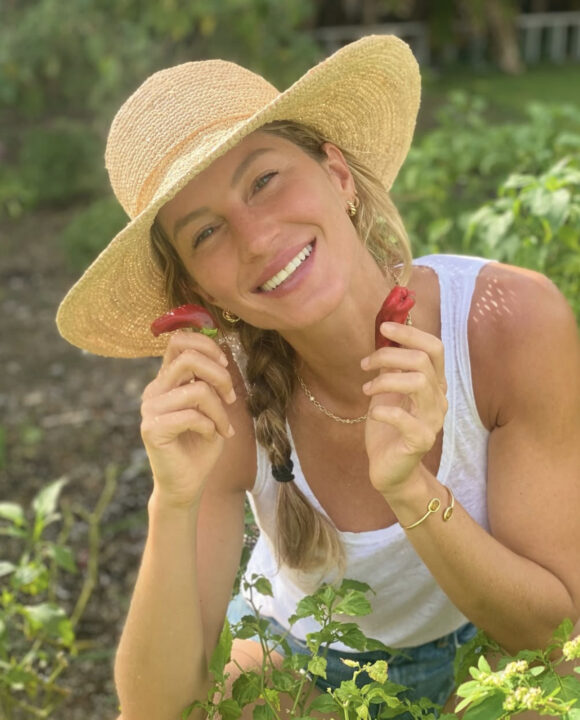 Gisele Bündchen curte passeio de bicicleta com o marido na orla do Rio de Janeiro