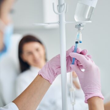 Anvisa alerta para riscos da soroterapia e faz aviso sobre excesso de vitaminas