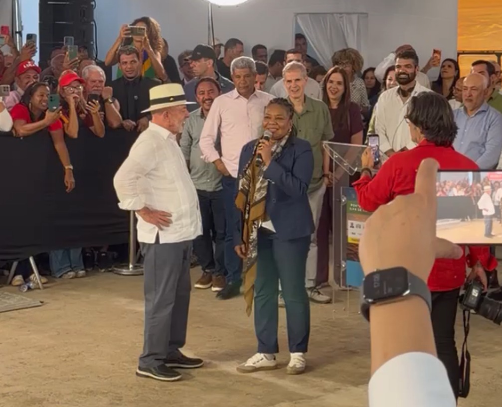 Margareth Menezes canta para Lula durante cerimônia que marca início das obras da Ponte Salvador-Itaparica