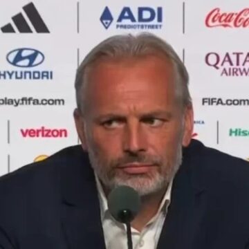 Técnico da RD Congo recebe notícia da morte do pai durante coletiva de imprensa; veja