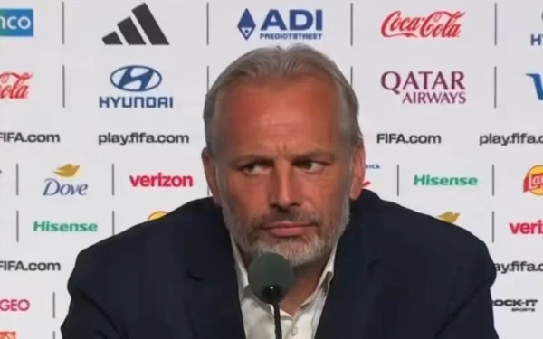 Técnico da RD Congo recebe notícia da morte do pai durante coletiva de imprensa; veja