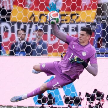 Goleiro do Paraguai vendeu camisa para salvar o filho; agora pode recuperá-la com condição inusitada
