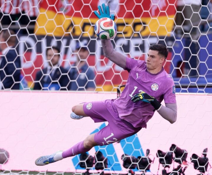 Goleiro do Paraguai vendeu camisa para salvar o filho; agora pode recuperá-la com condição inusitada