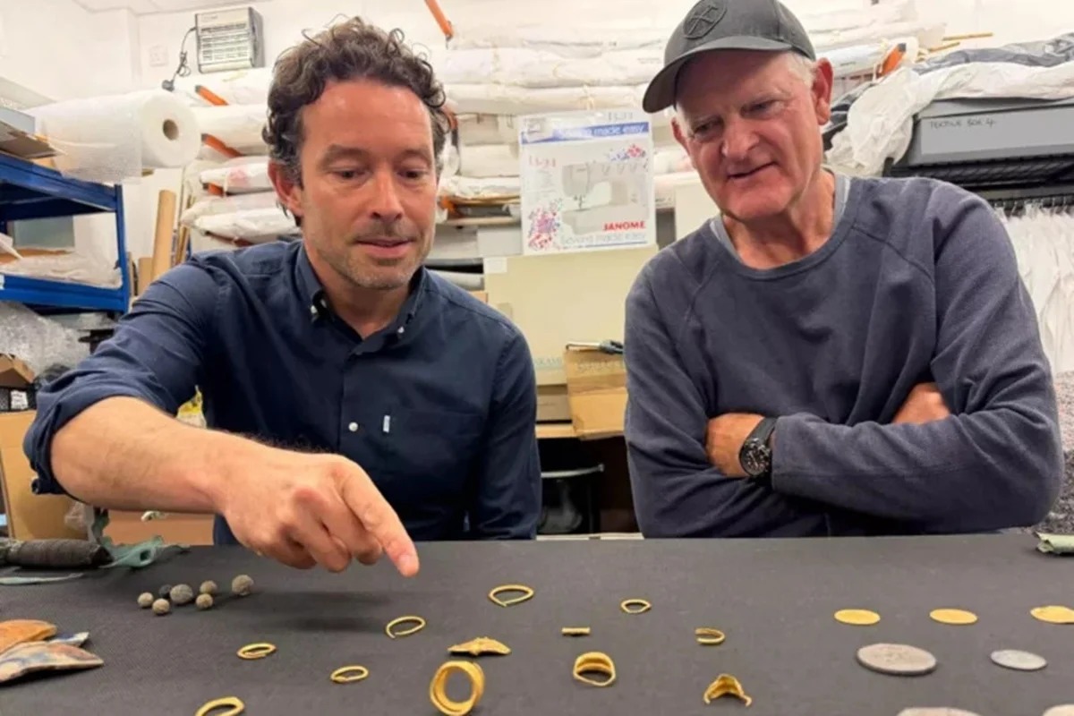 Mergulhador acha navio cheio de joias e ouro naufragado há 350 anos; veja detalhes