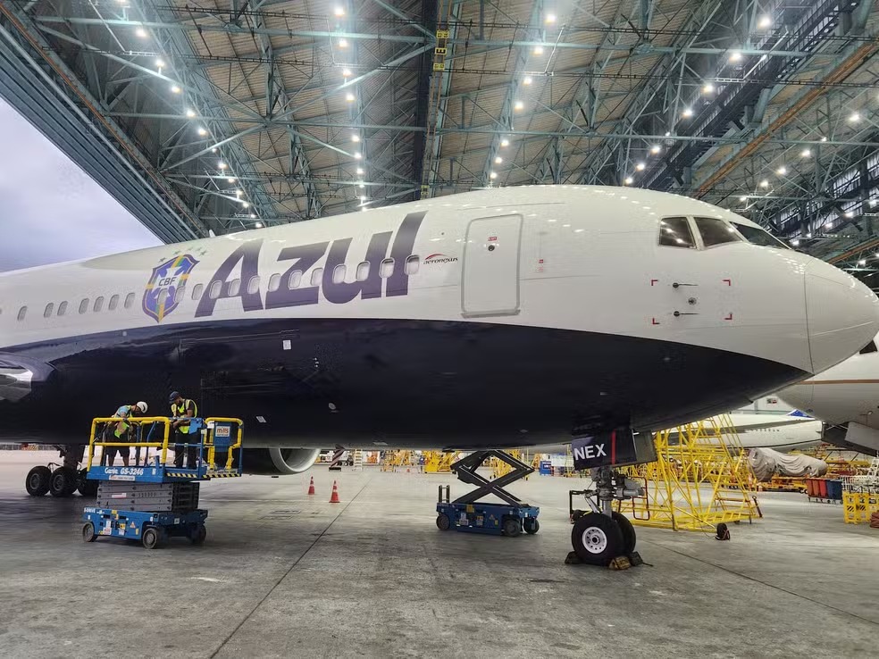 Avião da seleção brasileira volta ao Brasil com apenas dois jogadores