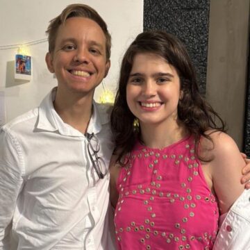 Aos 24 anos, filha de Tadeu Schmidt anuncia noivado com psicólogo