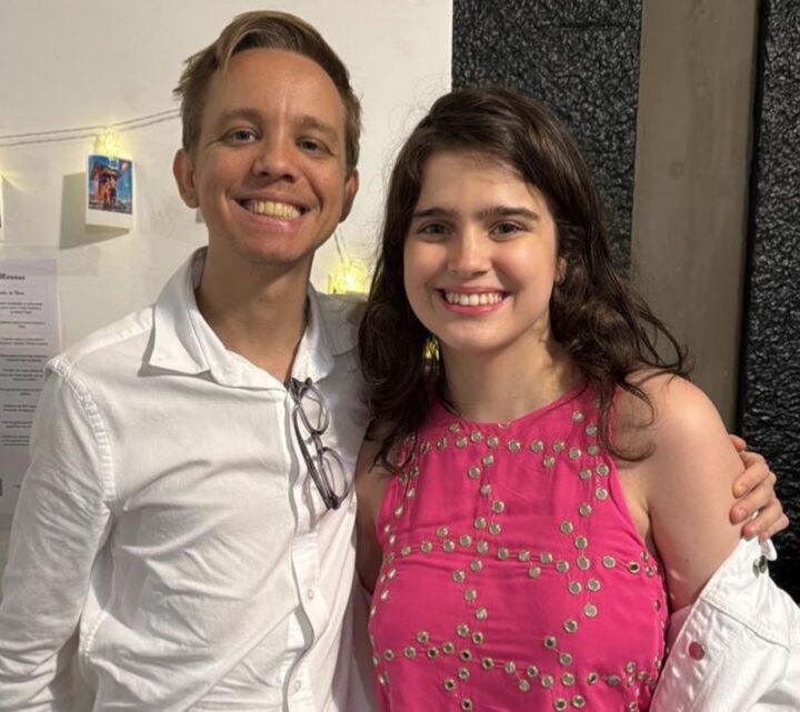 Aos 24 anos, filha de Tadeu Schmidt anuncia noivado com psicólogo