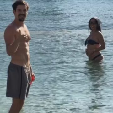 Grávida, Sabrina Sato exibe barriguinha durante mergulho com Nicolas Prattes