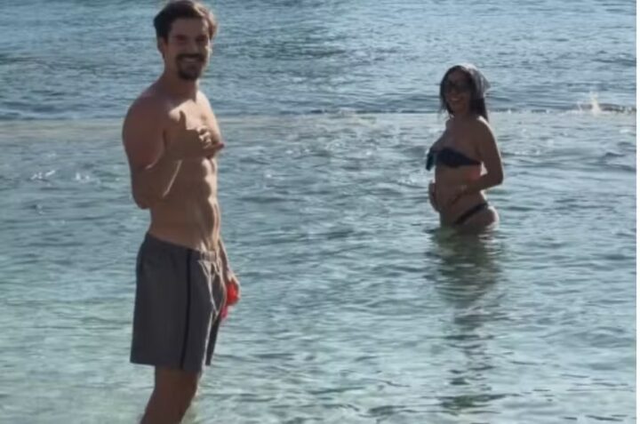 Grávida, Sabrina Sato exibe barriguinha durante mergulho com Nicolas Prattes