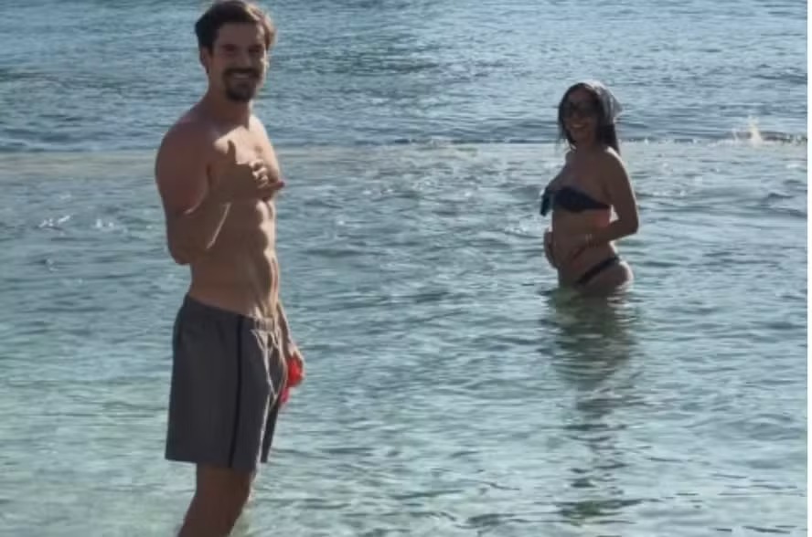 Grávida, Sabrina Sato exibe barriguinha durante mergulho com Nicolas Prattes