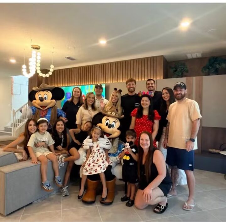 Léo Pereira e Karoline Lima curtem férias nos EUA com os filhos após Copa