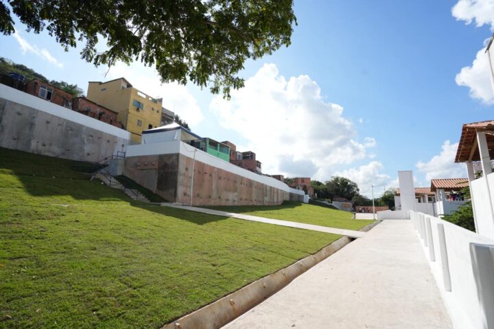 Prefeitura entrega contenção de encosta de R$ 10 milhões em Salvador; obra beneficia famílias no Subúrbio