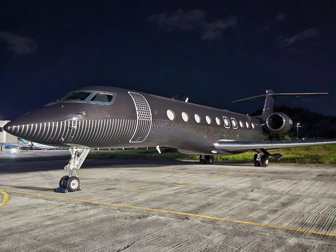 Avaliado em R$ 500 milhões, jato de modelo usado por Elon Musk desembarca em Salvador