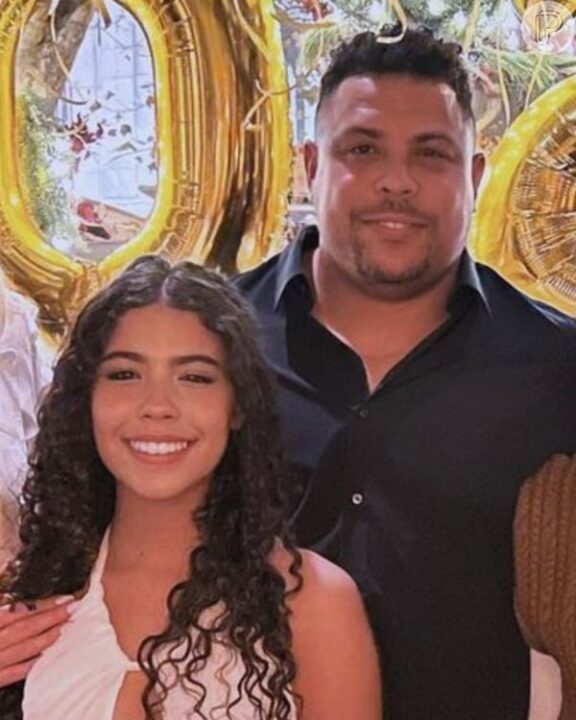 Filha de Ronaldo Fenômeno posta fotos raras ao lado do namorado; confira