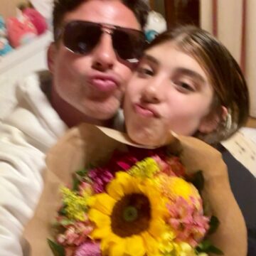 Cauã Reymond celebra reencontro com a filha Sofia após viagem internacional
