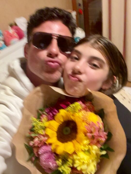 Cauã Reymond celebra reencontro com a filha Sofia após viagem internacional