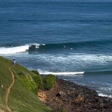 Surfistas aproveitam mar agitado e pegam onda na praia da Barra; veja vídeo
