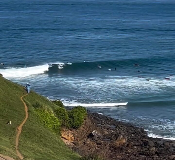 Surfistas aproveitam mar agitado e pegam onda na praia da Barra; veja vídeo