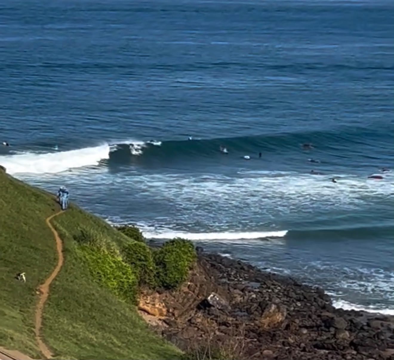 Surfistas aproveitam mar agitado e pegam onda na praia da Barra; veja vídeo