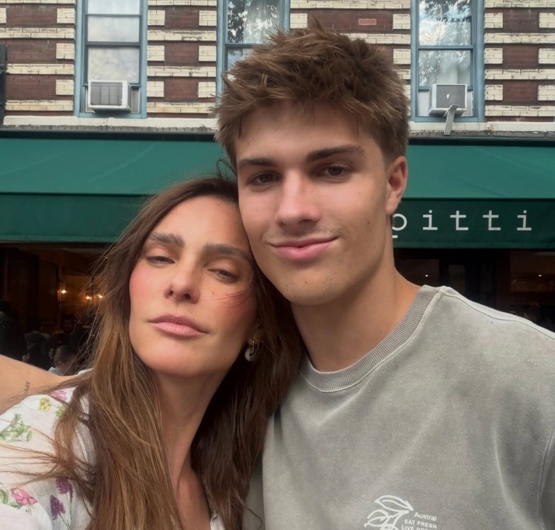 Aos 18 anos, filho de Fernanda Lima chama atenção ao lado da mãe em viagem