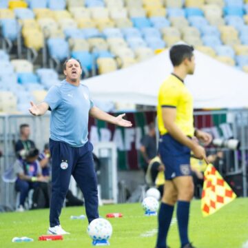 Rogério Ceni critica arbitragem após derrota do Bahia para o Fluminense: ‘A gente vem aqui para ser otário’