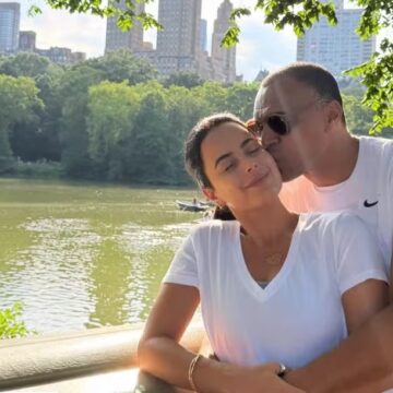 Comentarista da Globo, Denílson aproveita folga em Nova York com Luciele Camargo e filhos