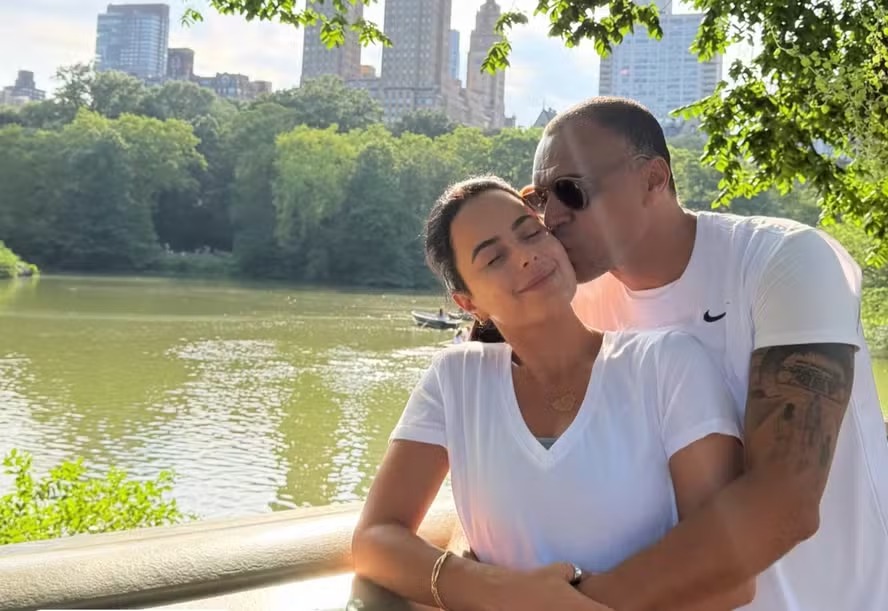 Comentarista da Globo, Denílson aproveita folga em Nova York com Luciele Camargo e filhos