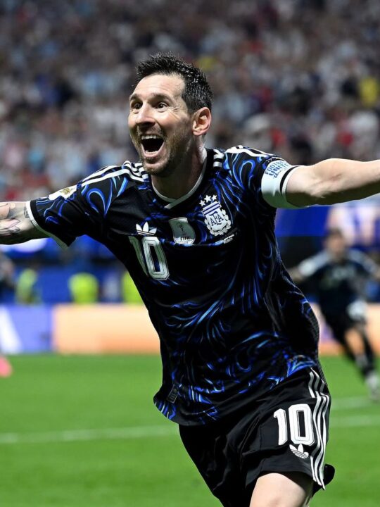 Argentina vira nos acréscimos, elimina a Inglaterra e vai à final da Copa do Mundo 2026