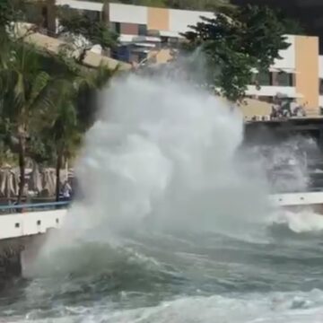 Fortes ondas de até 2,5 metros atingem o Yacht Clube em Salvador; vídeo