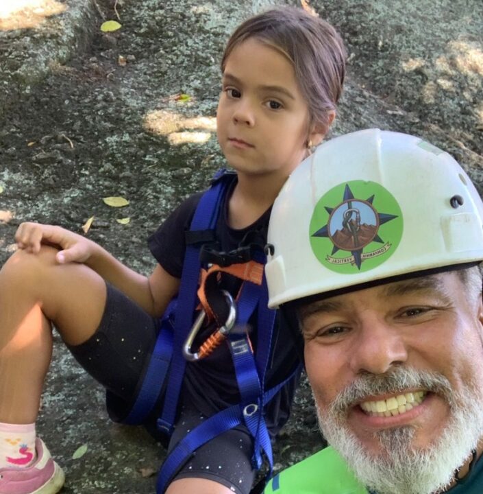 Aos 6 anos, filha caçula de Mauricio Mattar rouba a cena durante dia ao lado do pai